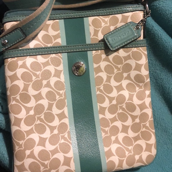 Handbags - Coach cross carry bag
